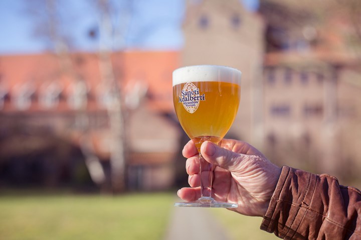 Biertje van Brouwerij Egmond met op de achtergrond de Abdij van Egmond